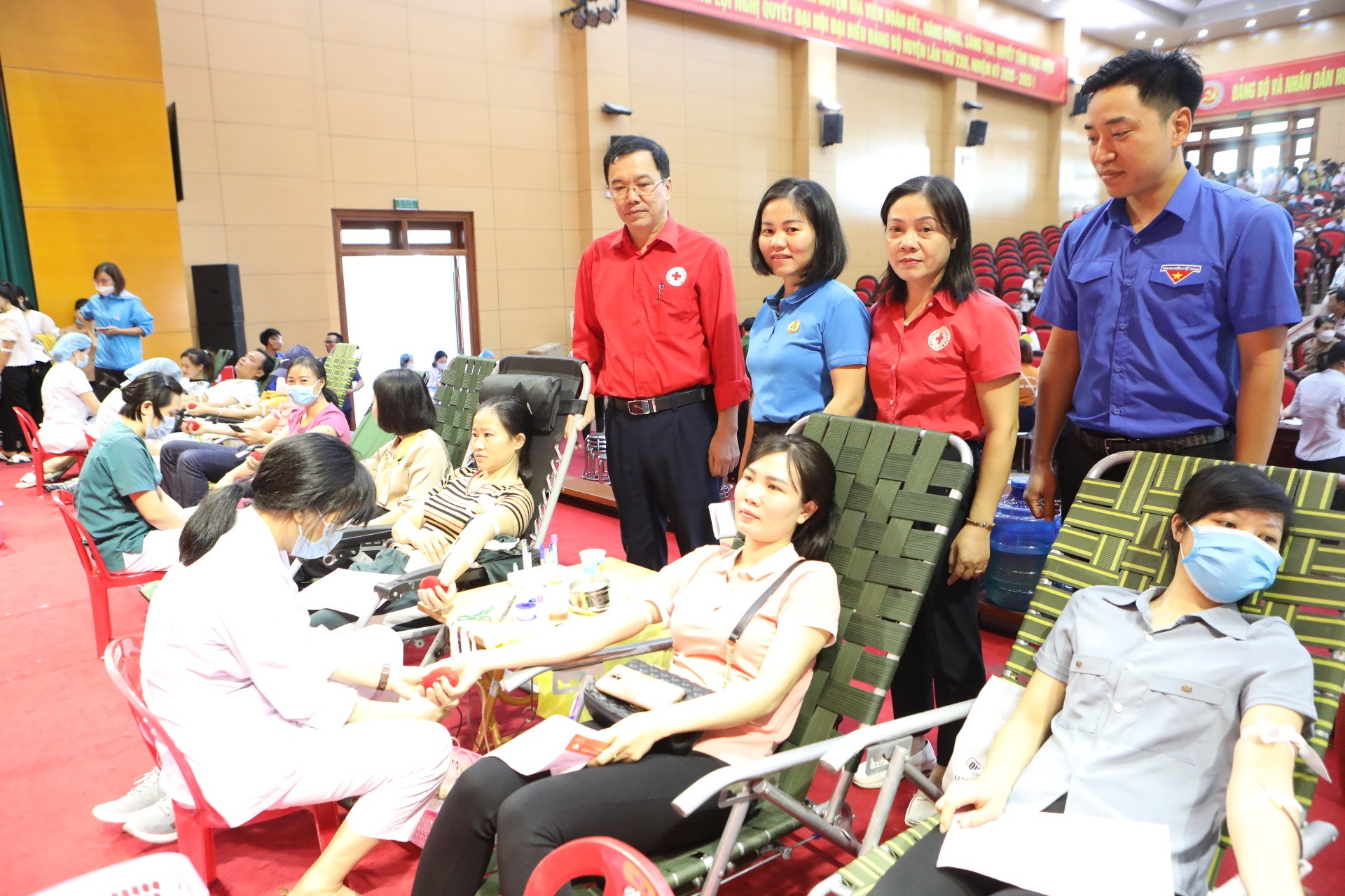 Hơn 500 cán bộ đoàn viên, CNLĐ trên địa bàn huyện Gia Viễn tham gia hiến máu tình nguyện. Ảnh: Diệu Anh