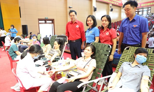 Hơn 500 cán bộ đoàn viên, CNLĐ trên địa bàn huyện Gia Viễn tham gia hiến máu tình nguyện. Ảnh: Diệu Anh