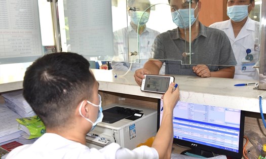 Người dân sử dụng ảnh thẻ BHYT trên ứng dụng BHXH số - VssID để đi khám chữa bệnh. Ảnh: BHXH Việt Nam