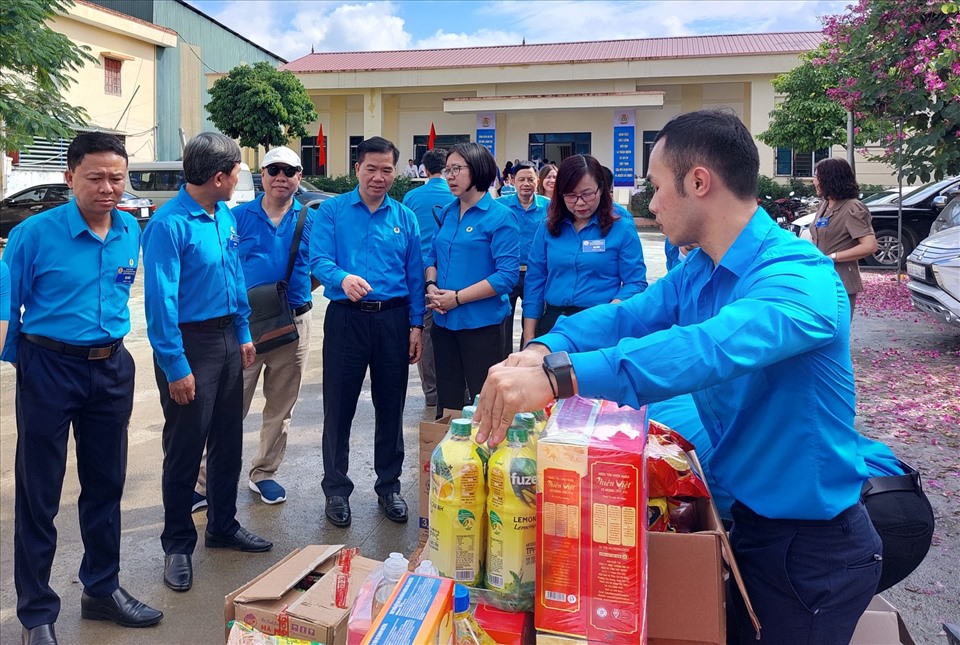 Phó Chủ tịch Liên đoàn Lao động Thành phố Hà Nội Nguyễn Huy Khánh (thứ 4 từ trái sang) tại chương trình chuyến xe “Siêu thị đoàn viên Công đoàn”. Ảnh: Ngọc Ánh