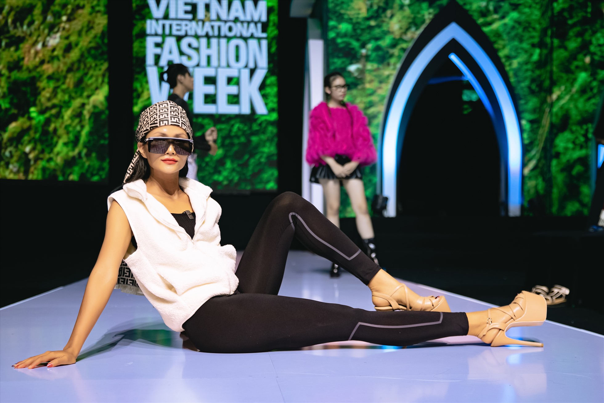 Hoa hậu H'Hen Niê luyện tập cho đêm bế mạc Tuần lễ Thời trang Quốc tế Việt Nam Thu Đông 2022. Ảnh: Ban tổ chức.