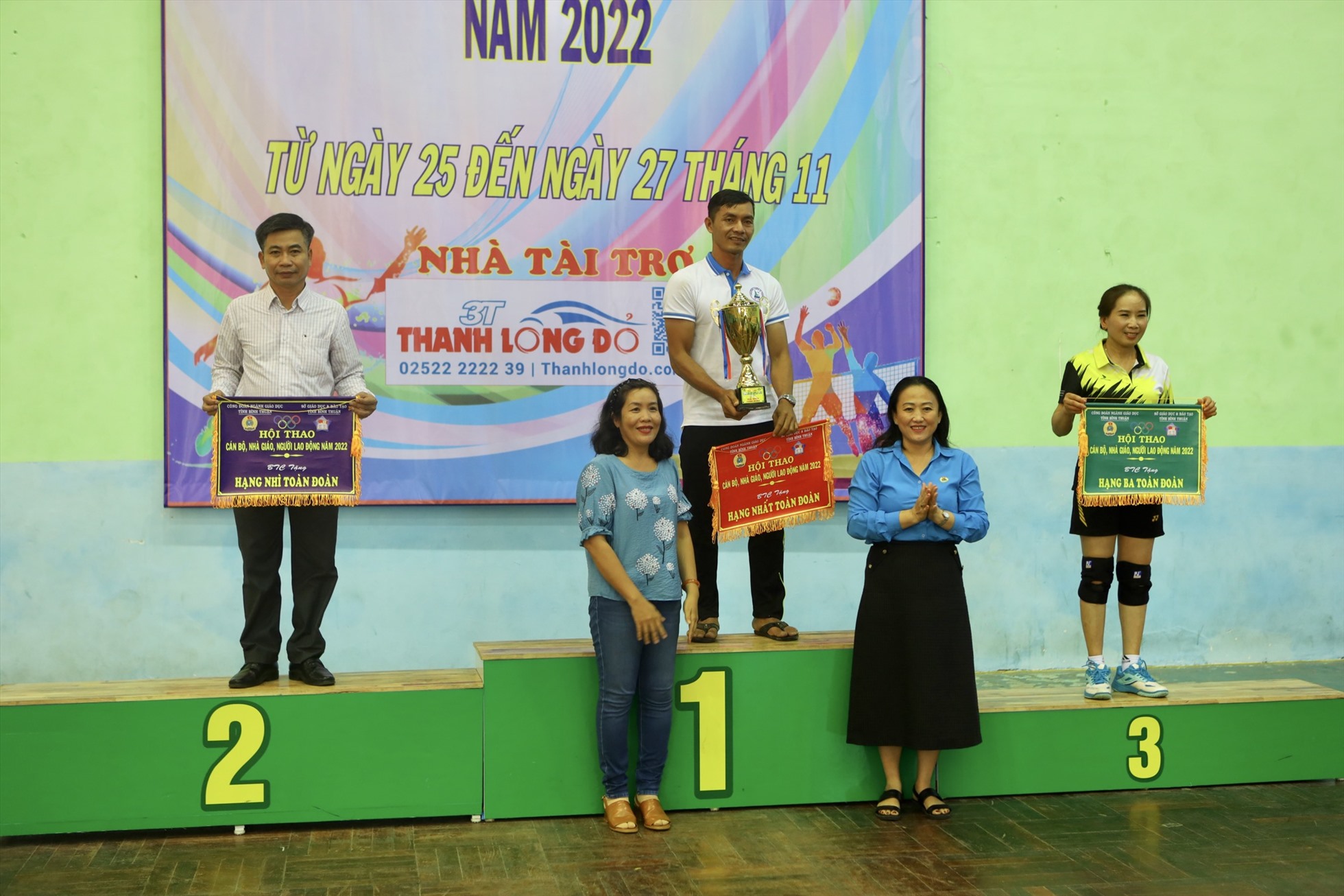 Bà Lê Huỳnh Thị Hoa Phương, Trưởng ban Tuyên giáo Nữ Công, LĐLĐ tỉnh Bình Thuận và lãnh đạo Sở GDĐT tỉnh trao giải nhất, nhì, ba toàn đoàn. Ảnh: Duy Tuấn