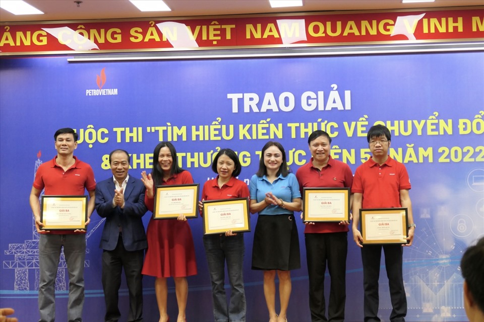 Chủ tịch Công đoàn Dầu khí Việt Nam Nghiêm Thuỳ Lan (thứ 3 từ phải sang) trao giải cho các cá nhân. Ảnh:  Đức Châu