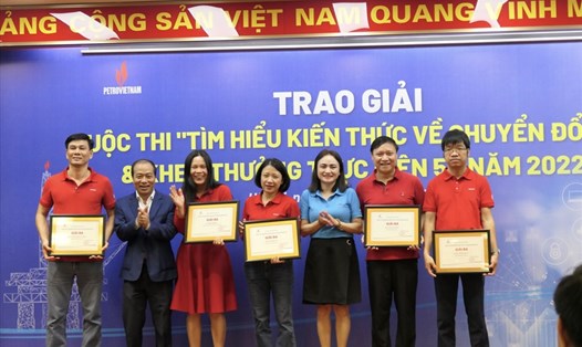 Chủ tịch Công đoàn Dầu khí Việt Nam Nghiêm Thuỳ Lan (thứ 3 từ phải sang) trao giải cho các cá nhân. Ảnh:  Đức Châu