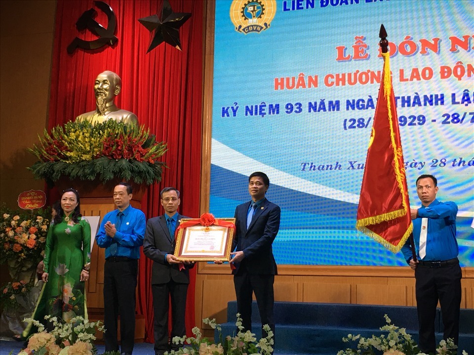 Với những kết quả tốt trong hoạt động, đặc biệt là công tác chăm cho đoàn viên, người lao động, Liên đoàn Lao động quận Thanh Xuân đã được trao tặng Huân chương Lao động hạng Nhất (tháng 7.2022). Ảnh: Hải Anh