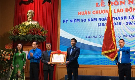 Với những kết quả tốt trong hoạt động, đặc biệt là công tác chăm cho đoàn viên, người lao động, Liên đoàn Lao động quận Thanh Xuân đã được trao tặng Huân chương Lao động hạng Nhất (tháng 7.2022). Ảnh: Hải Anh