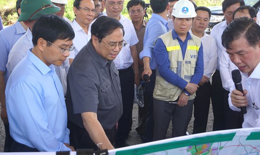 Thủ tướng Phạm Minh Chính thị sát dự án mở rộng Quốc lộ 50 qua TPHCM sáng ngày 27.11.  Ảnh: Minh Quân