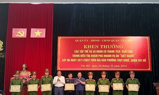 Lực lượng tham gia điều tra, khám phá, bắt giữ nghi phạm giết người trên phố Hoàng Hoa Thám, quận Tây Hồ, Hà Nội nhận khen thưởng đột xuất. Ảnh: Công an Hà Nội