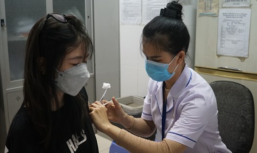 Tiêm vaccine phòng COVID-19 cho người dân TPHCM. Ảnh: Thanh Chân