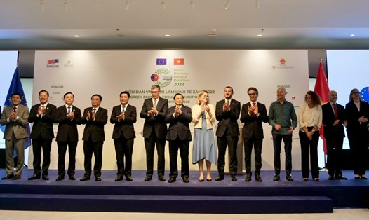 Thủ tướng Phạm Minh Chính cùng các đại biểu chụp ảnh kỉ niệm tại Lễ khai mạc Diễn đàn và Triển lãm Kinh tế xanh GEFE 2022 . Ảnh: Anh Tú.