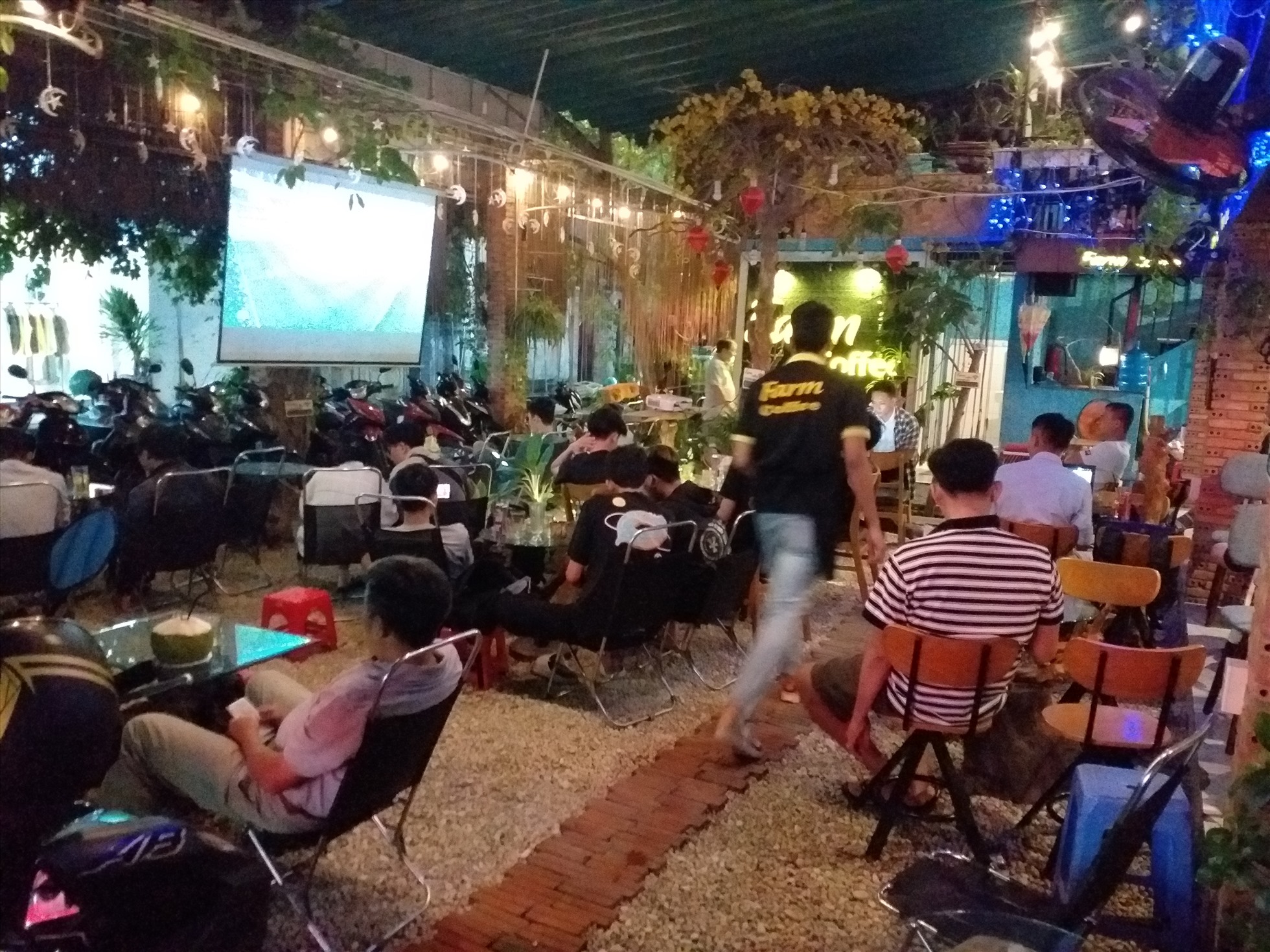 Các quán cà phê mùa World Cup này đều khá đông khách. Ảnh Đặng Đức