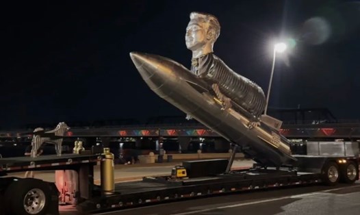 Bức tượng với đầu của Elon Musk được đặt trên thân dê đang cưỡi tên lửa. Ảnh: Công ty tiền điện tử $EGT