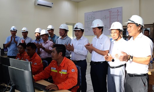 Lãnh đạo EVNNPT cùng các đơn vị tham gia dự án chứng kiến thời khắc đóng điện TBA 500kV Vân Phong và đấu nối. Nguồn: EVNNPT