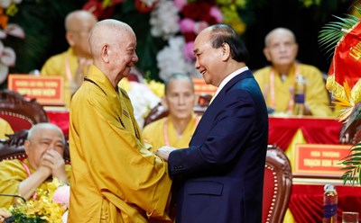 Chủ tịch nước Nguyễn Xuân Phúc với Trưởng lão hòa thượng Thích Trí Quảng, quyền Pháp chủ Giáo hội Phật giáo Việt Nam. Ảnh: Thống Nhất