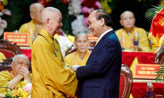 Chủ tịch nước Nguyễn Xuân Phúc với Trưởng lão hòa thượng Thích Trí Quảng, quyền Pháp chủ Giáo hội Phật giáo Việt Nam. Ảnh: Thống Nhất