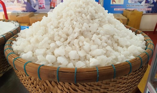 Muối Bạc Liêu chất lượng cao, sản phẩm đạt chuẩn xuất khẩu sang Nhật Bản, nhưng đời sống người làm muối không khá giả. Ảnh: Nhật Hồ