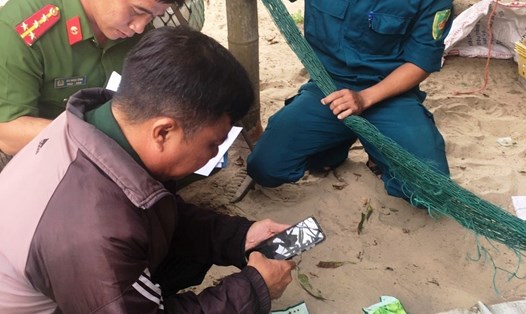 Lực lượng chức năng kiểm tra các gói chứa chất ma túy trôi dạt vào bờ biển Quảng Nam vào ngày 15.11.2022. Ảnh: Ngọc Viên