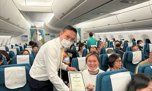 Hành khách may mắn nhận quà tặng là vé máy bay miễn cước trên chuyến bay. Nguồn: Vietnam Airlines