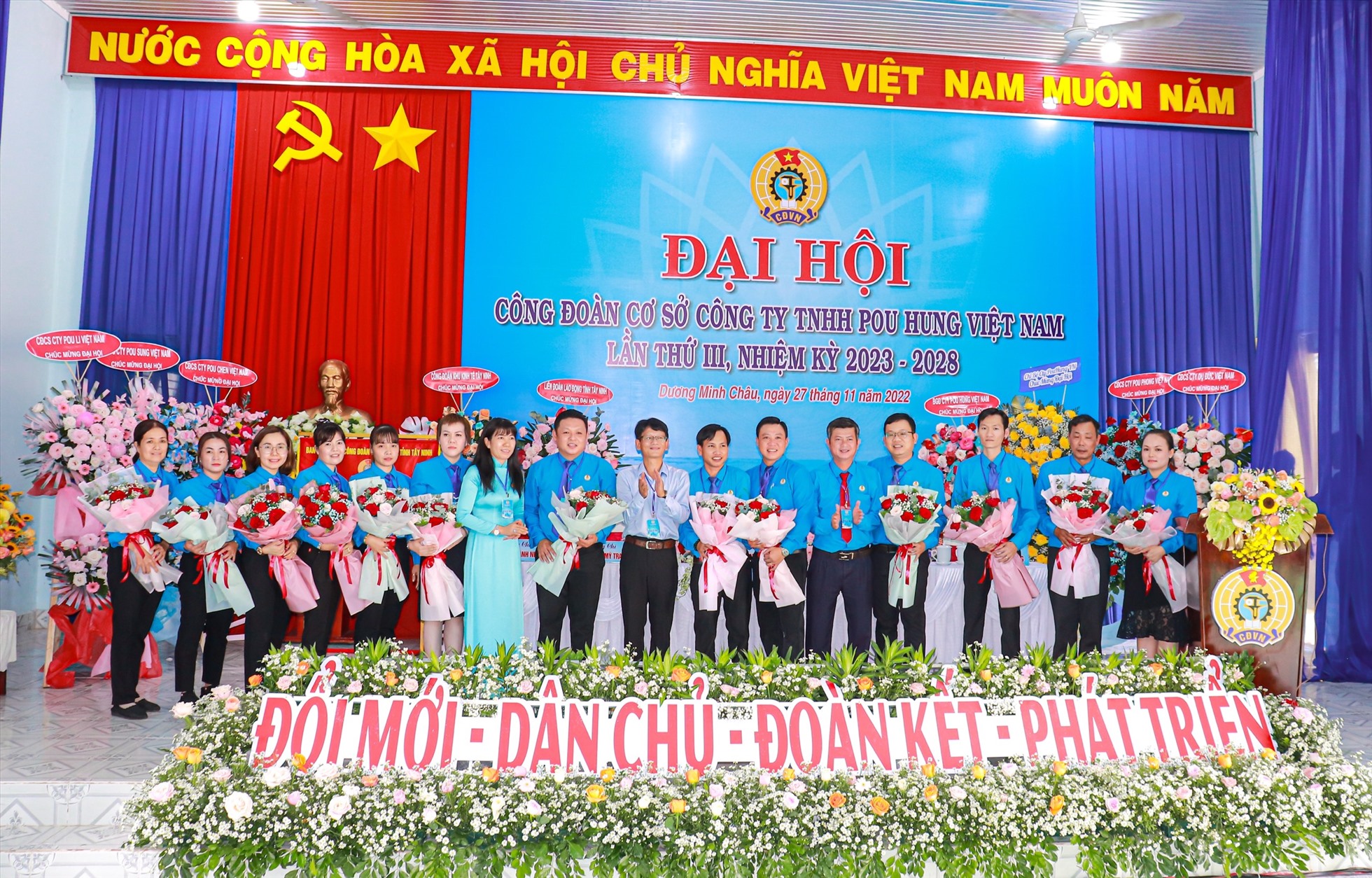 Lãnh đạo LĐLĐ tỉnh và Công đoàn Khu kinh tế Tây Ninh tặng hoa chúc mừng BCH CĐCS Công ty TNHH Pou Hung Việt Nam. Ảnh: Phương Dung