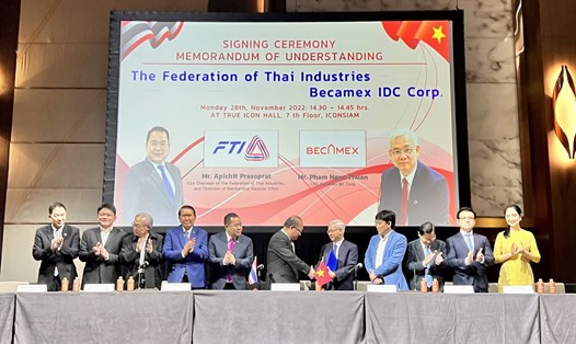 Ông Phạm Ngọc Thuận – Tổng Giám đốc Tổng Công ty Becamex IDC và ông Apichit Prasoprat - Phó Chủ tịch Liên đoàn Công nghiệp Thái Lan, ký kết bản thỏa thuận hợp tác. Ảnh: Ha Long