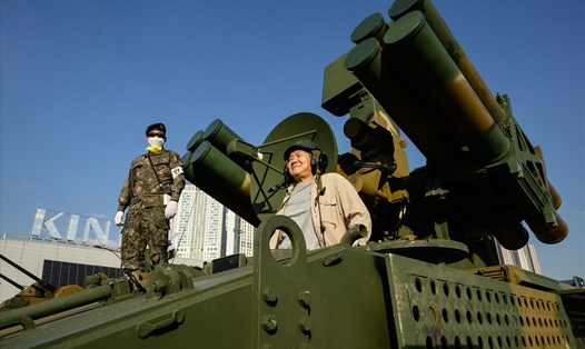 Tên lửa đất đối không K-SAM của Hàn Quốc trong Triển lãm Quốc phòng Hàn Quốc (DX Korea) ngày 21.9.2022. Ảnh: AFP