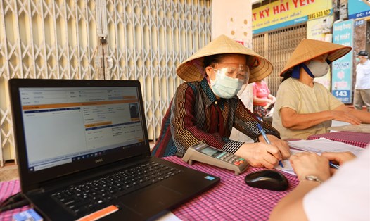 Quy trình đăng ký tham gia BHXH tự nguyện đối với người thuộc hộ nghèo được thực hiện qua 7 bước. Ảnh minh họa: Hải Nguyễn.
