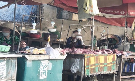 Dãy hàng bán thịt tại chợ tự phát thôn Hậu Dưỡng (xã Kim Chung, huyện Đông Anh, Hà Nội). Ảnh: Hạnh Hân