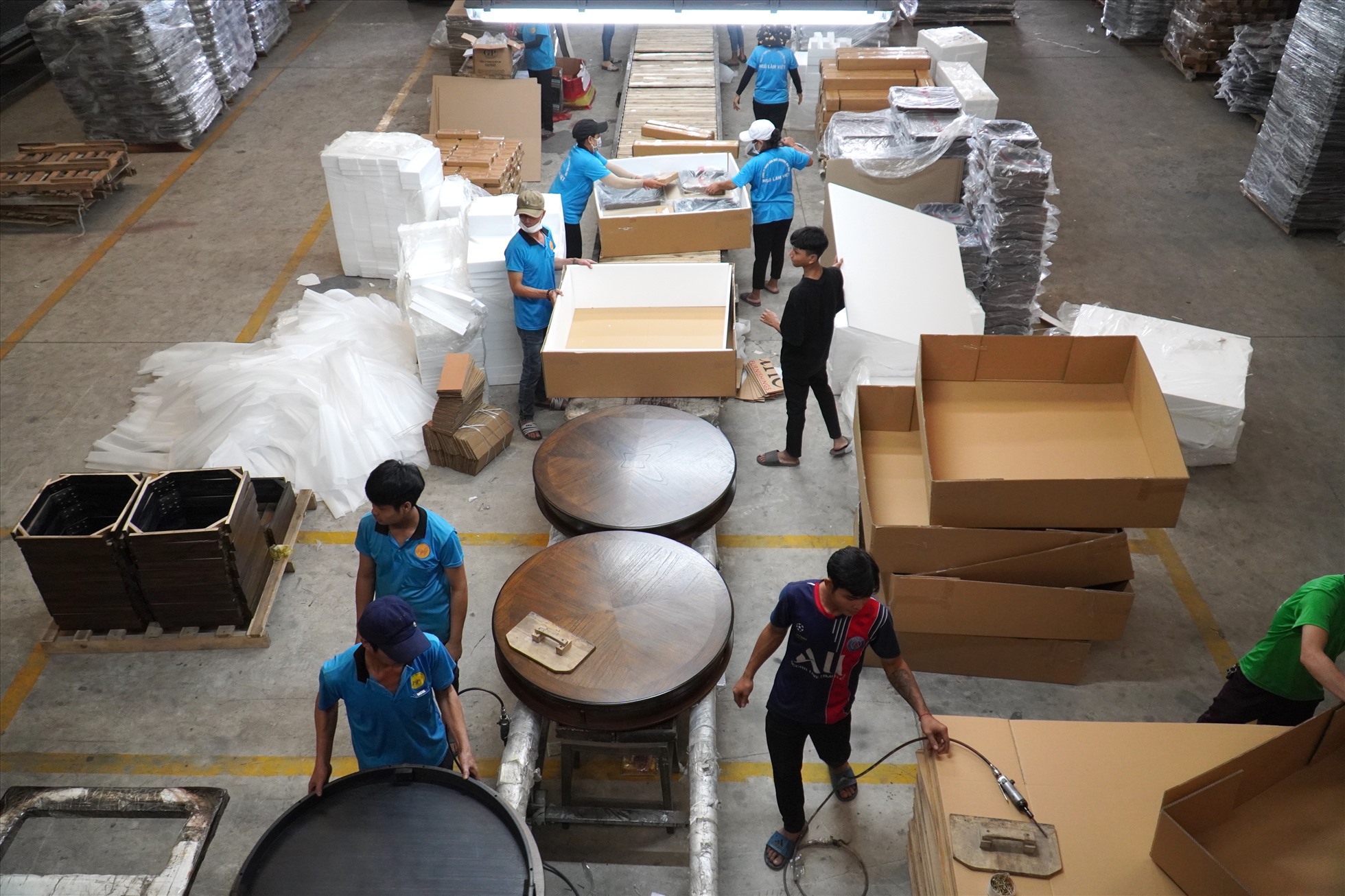 Công ty TNHH Sản xuất Thương mại XNK Ngũ Lâm Việt (Đồng Nai) vẫn duy trì việc làm cho người lao động trong khi đơn hàng giảm. Ảnh: Hà Anh Chiến