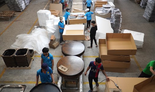 Công ty TNHH Sản xuất Thương mại XNK Ngũ Lâm Việt (Đồng Nai) vẫn duy trì việc làm cho người lao động trong khi đơn hàng giảm. Ảnh: Hà Anh Chiến