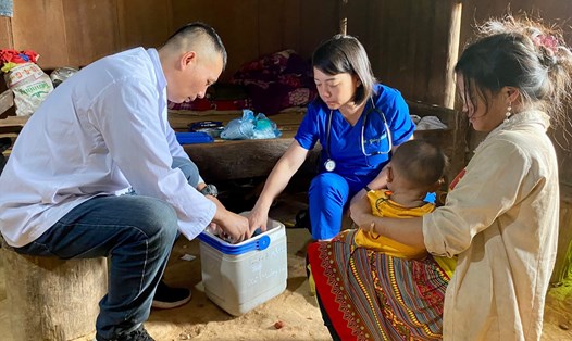 Vượt qua khó khăn, các y, bác sĩ miền biên viễn Sơn La vẫn miệt mài, đều đặn "cõng" vaccine lên núi. Ảnh: Phương Hồng