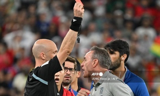 Huấn luyện viên Paulo Bento nhận thẻ đỏ trực tiếp vì phản ứng trọng tài. Ảnh: AFP