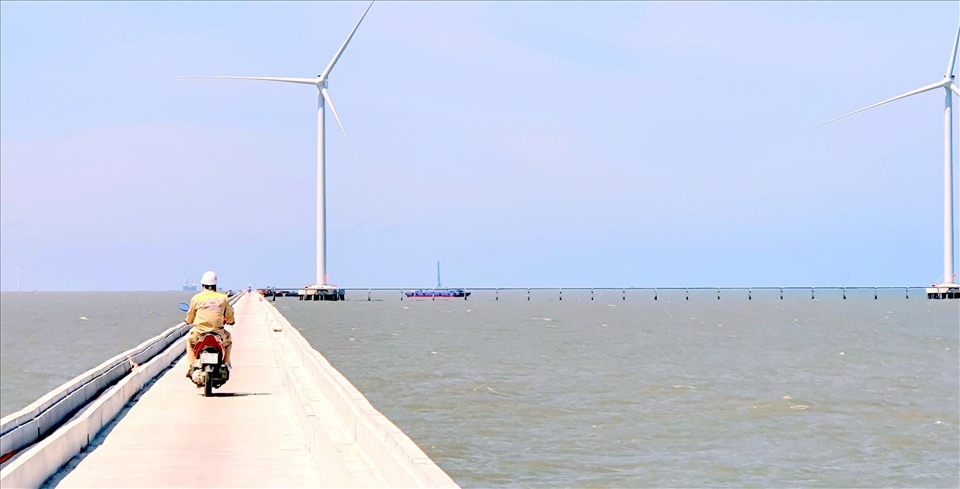 Dự án Nhà máy Điện gió Hòa Bình 1 (Bạc Liêu) . Ảnh: Nhật Hồ