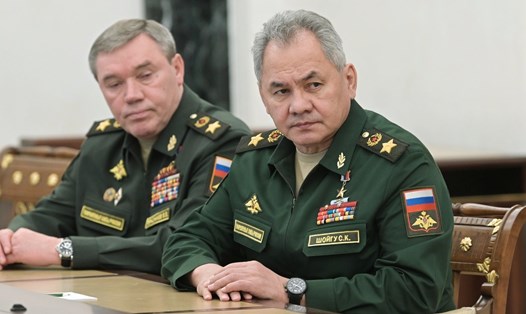 Bộ trưởng Quốc phòng Nga Sergei Shoigu (phải) và Tổng Tham mưu trưởng Valery Gerasimov tại Mátxcơva, ngày 27.2.2022. Ảnh: AFP