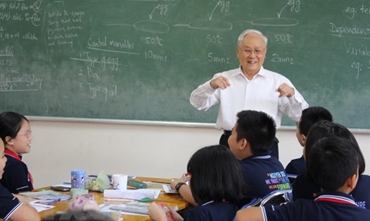Thầy giáo Nguyễn Trọng Vĩnh giao lưu với học sinh trong một tiết học. Ảnh: Minh Nghĩa/TTXVN