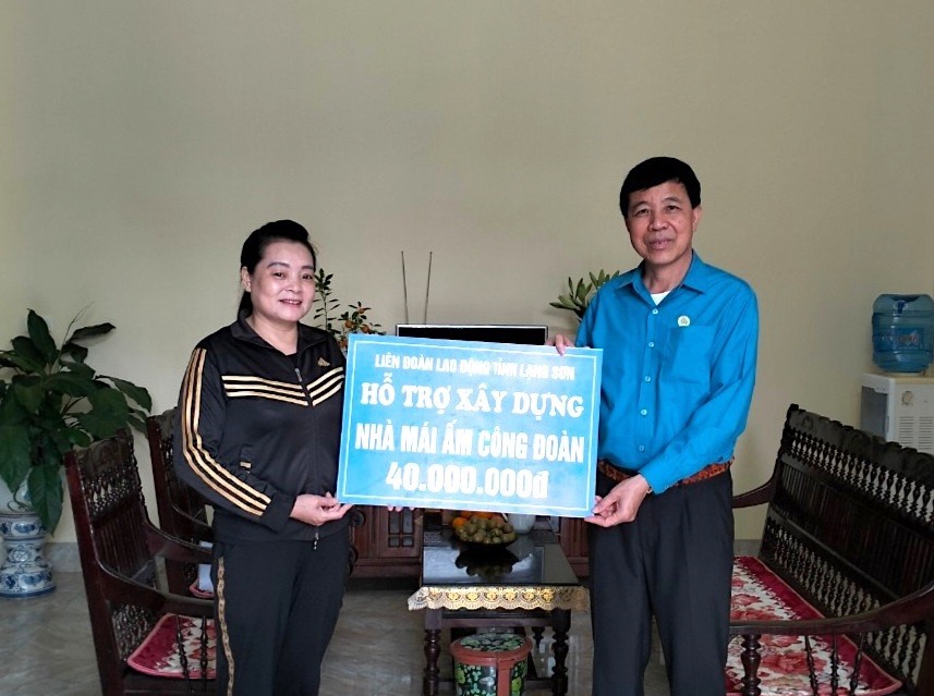 Ông Lý Đức Thanh - Chủ tịch LĐLĐ tỉnh Lạng Sơn trao hỗ trợ "Mái ấm Công đoàn" cho đoàn viên khó khăn. Ảnh: Công đoàn Lạng Sơn