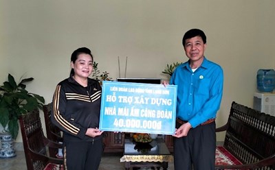 Ông Lý Đức Thanh - Chủ tịch LĐLĐ tỉnh Lạng Sơn trao hỗ trợ "Mái ấm Công đoàn" cho đoàn viên khó khăn. Ảnh: Công đoàn Lạng Sơn