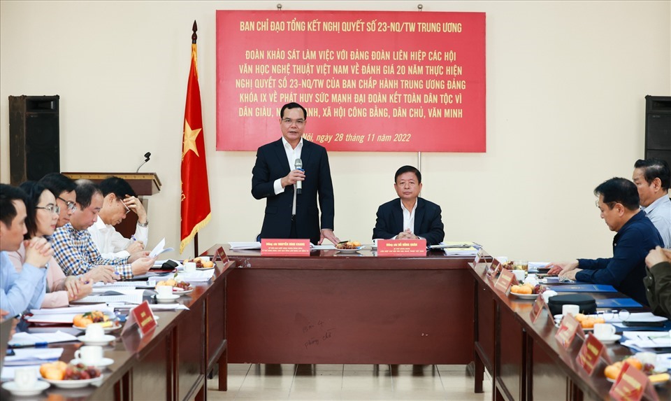 Ông Nguyễn Đình Khang, Uỷ viên Trung ương Đảng, Bí thư Đảng đoàn, Chủ tịch Tổng LĐLĐVN, Trưởng đoàn khảo sát phát biểu tại buổi làm việc. Ảnh: Hải Nguyễn