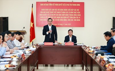 Ông Nguyễn Đình Khang, Uỷ viên Trung ương Đảng, Bí thư Đảng đoàn, Chủ tịch Tổng LĐLĐVN, Trưởng đoàn khảo sát phát biểu tại buổi làm việc. Ảnh: Hải Nguyễn