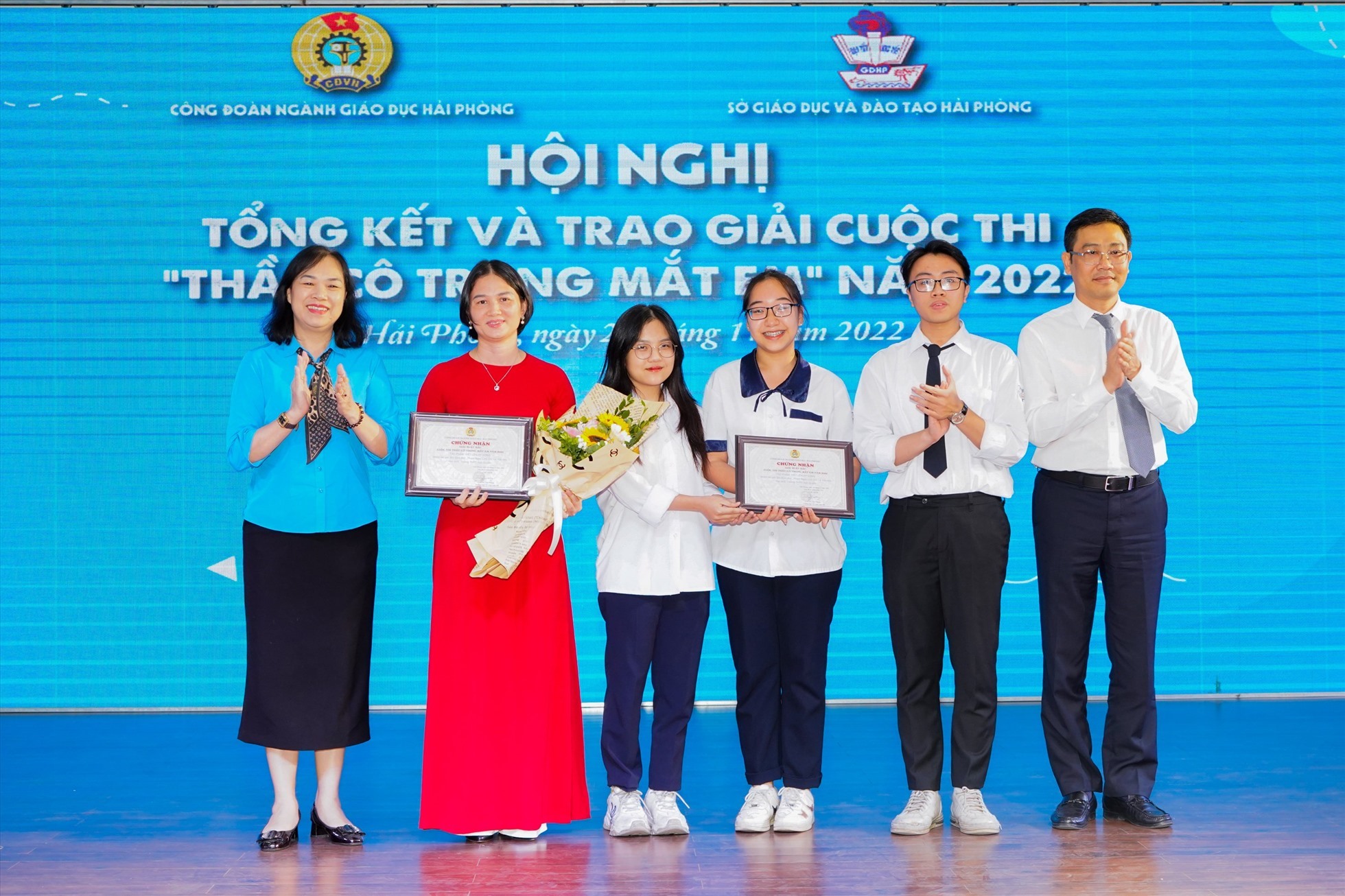 Lãnh đạo LĐLĐ Hải Phòng và Sở GDĐT trao giải cho các thí sinh đạt thành tích cao. Ảnh: Mai Chi