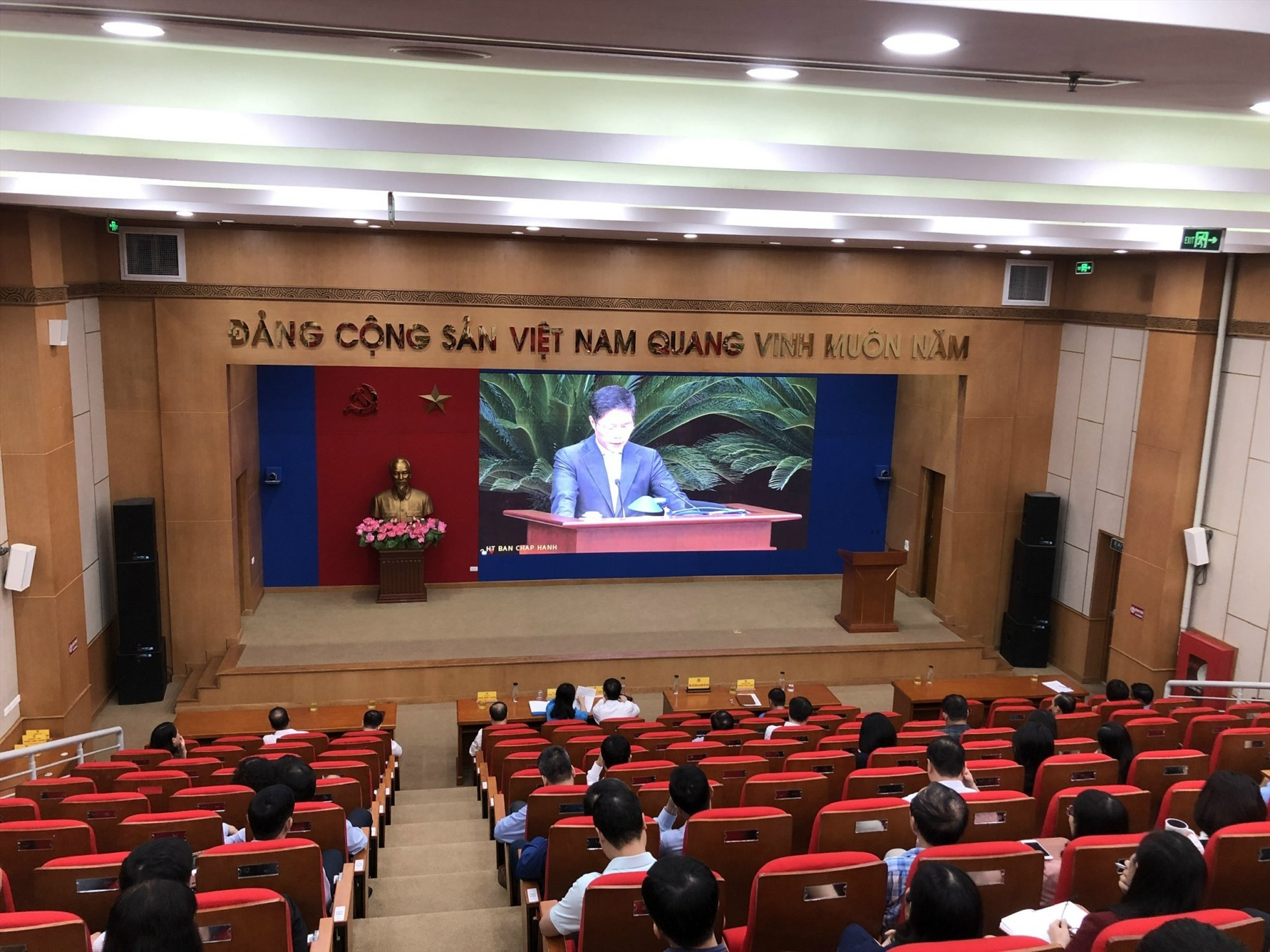 Cán bộ, đảng viên Tổng Liên đoàn Lao động Việt Nam quán triệt Nghị quyết số 30-NQ/TW của Bộ Chính trị. Ảnh: Bảo Hân