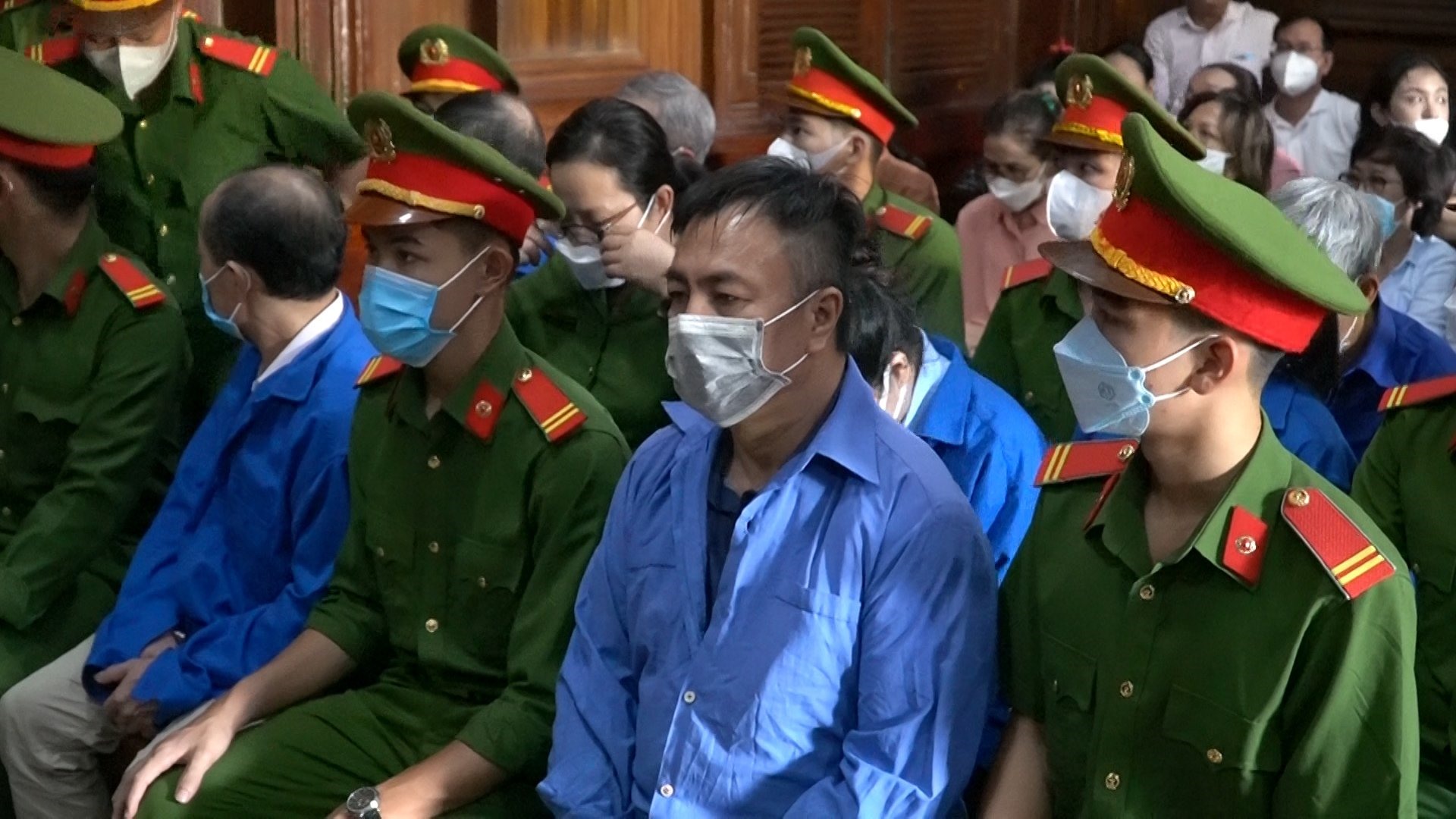 Cựu giám đốc Bệnh viện Mắt TPHCM - Nguyễn Minh Khải (thứ 2 từ phải qua). Ảnh: Anh Tú