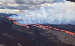 Núi lửa lớn nhất thế giới phun trào sau gần 40 năm ngủ quên