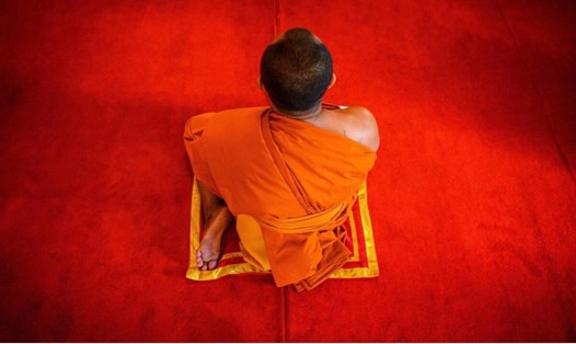 Một nhà sư ở Thái Lan đang ngồi thiền. Ảnh: AFP