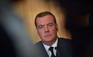 Cựu Tổng thống Nga Medvedev: Mỹ - EU sẽ "ly dị"