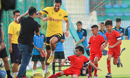 Tiền vệ câu lạc bộ Borussia Dortmund Emre Can chơi bóng cùng các cầu thủ nhí Việt Nam. Ảnh: Minh Dân