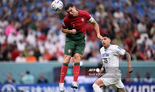 Tình huống đánh đầu gây tranh cãi của Ronaldo. Ảnh: AFP