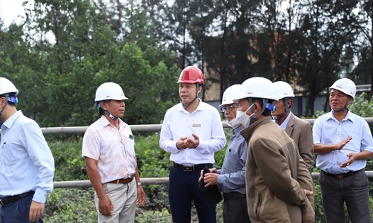Đoàn công tác tham quan thực tế tại khu cấp than Công ty CP Nhiệt điện Hải Phòng. Ảnh Vĩnh Tân