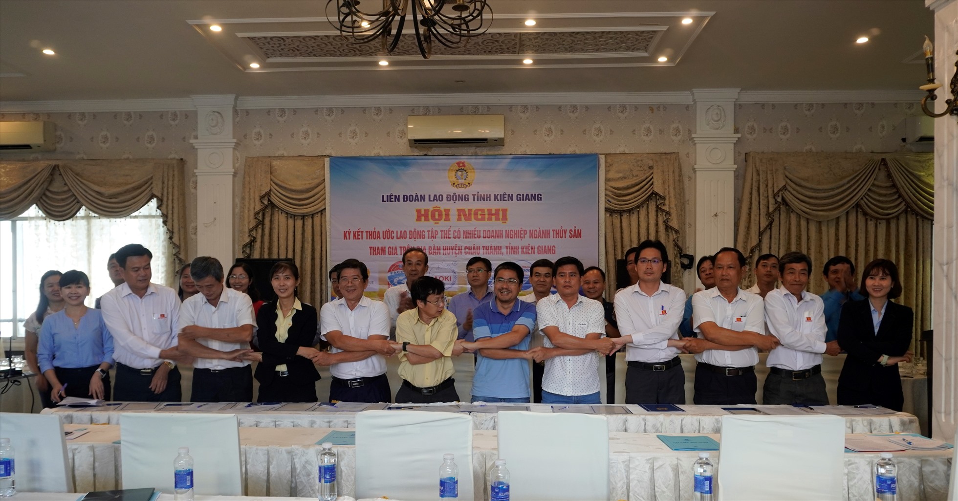 Các doanh nghiệp tham gia ký kết Thỏa ước lao động tập thể. Ảnh: Nguyên Anh