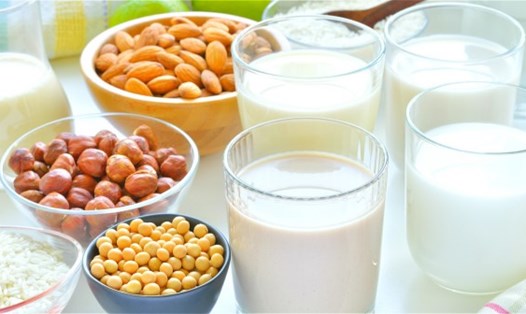 Các loại thực phẩm như sữa đậu nành có thể giúp loại bỏ chất béo tích tụ trong gan và mỡ máu. Nguồn ảnh: Adobe Stock