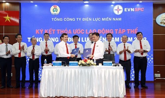 Tổng Giám đốc và Chủ tịch Công đoàn EVNSPC ký thỏa ước lao động tập thể năm 2022 với nhiều điểm có lợi cho người lao động. Ảnh: EVNSPC cung cấp.
